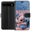 Pikkukuva 1 / 3: Yhteensopiva Lompakkokotelo Google Pixel 6a Pörröiset Stitch ja Angel halaavat toisiaan pehmeällä, karvaisella alustalla. Pastellivärit luovat lämpim