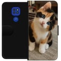 Miniatyrbillede 1 af 3: Kompatibel Tegnebogsetui til Motorola Moto G9 Play Trefarvet killing med blå øjne, sødt indendørsmiljø og charmerende udtryk, perfekt til alle, der k