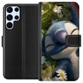 Pikkukuva 1 / 3: Yhteensopiva Lompakkokotelo Samsung Galaxy S22 Ultra 5G Stitch nukahtaa päivänkakkaraniityllä, jossa pehmeä valo ja luonnon rauha luovat lämpimän ja