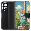 Pikkukuva 1 / 3: Yhteensopiva Lompakkokotelo Samsung Galaxy S22 Ultra 5G City Trio kolme iloista pientä hahmoa kaupunkiympäristössä, sininen taivas ja vihreitä puita,