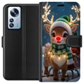 Pikkukuva 1 / 3: Yhteensopiva Lompakkokotelo Xiaomi 12 Pro Jouluinen poro, jolla on hohtavat sarvet, punainen nenä ja neulottu vihreä pipo, seisoo reen edessä lumises