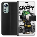 Miniatyrbillede 1 af 3: Kompatibel Tegnebogsetui til Xiaomi 12 Snoopy i streetwear med høretelefoner og graffiti-stil står ved siden af en boombox og smiler stort, et urbant