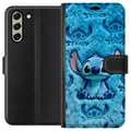 Miniatyrbilde 1 av 3: Kompatibelt Lommeboketui til Samsung Galaxy S21 FE 5G Stitch sitter på et fluffy blått mønster med ansiktet og ørene sine gjentatt som tekstur, noe s