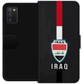 Miniatyrbilde 1 av 2: Kompatibelt Lommeboketui til Samsung Galaxy A03s Iraks flagg med emblem i rødt, hvitt og svart – et kraftfullt design som uttrykker historie og stolt