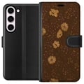 Pikkukuva 1 / 3: Yhteensopiva Lompakkokotelo Samsung Galaxy S23 Retro kukkakuvio ruskea tausta kukat vintage 70-luvun tyyli boheemi tapettisuunnittelu painatus