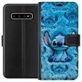 Miniatyrbild 1 av 3: Kompatibelt Plånboksfodral till Samsung Galaxy S10+ Stitch sitter på fluffigt blått mönster med sitt ansikte och öron upprepade som textur vilket ska