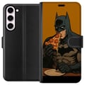 Pikkukuva 1 / 3: Yhteensopiva Lompakkokotelo Samsung Galaxy S23+ Batman-juliste syö pizzaa DC Comics -sankari sarjakuva retro huumori hauska ruoka-aiheinen kuvitus ha