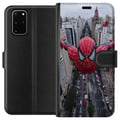Miniatyrbilde 1 av 3: Kompatibelt Lommeboketui til Samsung Galaxy S20+ Spiderman over byen Marvel-superhelt action bysilhuett svingende dynamisk tegneserieheltemotiv plaka