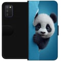 Miniatyrbilde 1 av 2: Kompatibelt Lommeboketui til Samsung Galaxy A03s Søt panda som titter frem gjennom papir i myk 3D-illustrasjon
