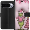 Miniatyrbild 1 av 3: Kompatibelt Plånboksfodral till Google Pixel 10 Pro Grön julfigur i rosa tomtedräkt rolig färgglad twist på klassisk juldyrkare för humoristisk look