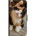 Miniatyrbillede 3 af 3: Kompatibel Tegnebogsetui til Motorola Moto G9 Play Trefarvet killing med blå øjne, sødt indendørsmiljø og charmerende udtryk, perfekt til alle, der k