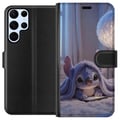 Pikkukuva 1 / 3: Yhteensopiva Lompakkokotelo Samsung Galaxy S22 Ultra 5G Stitch peiton alla puhelin kädessään, sinisävyistä iltahyggeä, hurmaava unenomaisen kaunis de