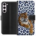 Pikkukuva 1 / 3: Yhteensopiva Lompakkokotelo Samsung Galaxy S23+ Tiger Chill Pattern -kuvio, jossa tiikeri lepää valko-sinistä kuviollista taustaa vasten modernissa d