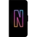 Miniatyrbilde 2 av 2: Kompatibelt Lommeboketui til Samsung Galaxy A03s Minimalistisk neonbokstav N i fargeskiftende lys mot svart bakgrunn