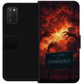 Miniatyrbilde 1 av 2: Kompatibelt Lommeboketui til Samsung Galaxy A03s Apokalyptisk scene med brennende himmel og Hawkins-skilt i Stranger Things-stemning