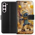 Pikkukuva 1 / 3: Yhteensopiva Lompakkokotelo Samsung Galaxy S23+ Syksyn inspiroima Stitch rullaluistimilla pipon huivin ja lehtien kanssa lämminhenkinen suloinen kuvi