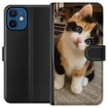 Pikkukuva 1 / 3: Yhteensopiva Lompakkokotelo Apple iPhone 12 mini Kolmivärinen kissanpentu sinisillä silmillä, suloinen sisäympäristö ja hurmaava ilme, täydellinen ka