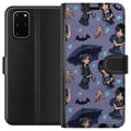Pikkukuva 1 / 3: Yhteensopiva Lompakkokotelo Samsung Galaxy S20+ Wednesday Addams sarjakuvajuliste goottilainen Netflix-sarja lepakot käsi Thing violetti tausta söpö