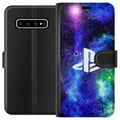 Miniatyrbild 1 av 3: Kompatibelt Plånboksfodral till Samsung Galaxy S10+ Playstation logotyp mot galaxbakgrund kosmisk gamingdesign för gamers och konsolfans