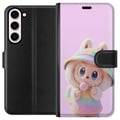 Pikkukuva 1 / 3: Yhteensopiva Lompakkokotelo Samsung Galaxy S23+ Rainbow Bunny Cutie – suloinen pastellisävyinen kuva, jossa söpö hahmo hupparissa