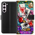 Pikkukuva 1 / 3: Yhteensopiva Lompakkokotelo Samsung Galaxy S23+ Lucky Hands -kasino pop art -design, jossa on pelikortteja, noppia ja kirsikoita sekä retrohenkinen v