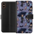 Miniatyrbild 1 av 3: Kompatibelt Plånboksfodral till Apple iPhone XS Wednesday Addams cartoon poster gothic Netflix serie bats hand Thing purple background cute design