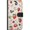 Miniatyrbillede 3 af 3: Kompatibel Tegnebogsetui til Apple iPhone 12 Sommerligt bærmønster med jordbær, blåbær og blomster i akvarel – trendy og frisk design, der passer til