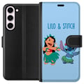 Miniatyrbild 1 av 3: Kompatibelt Plånboksfodral till Samsung Galaxy S23+ Lilo och Stitch som dansar hula i färgglad tropisk illustration