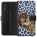 Miniatyrbillede 1 af 2: Kompatibel Tegnebogsetui til Samsung Galaxy A40 Tiger Chill Pattern-motiv med en tiger, der hviler mod en hvidblå mønstret baggrund i moderne design