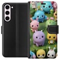 Pikkukuva 1 / 3: Yhteensopiva Lompakkokotelo Samsung Galaxy S23+ Kawaii-eläimiä pastellisävyissä, värikkäitä hahmoja vihreällä taustalla, leikkisä aihe lapsille ja nu