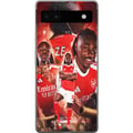 Pikkukuva 1 / 3: Yhteensopiva Puhelinkuori Google Pixel 6a Arsenal-kollaasimuotoilu – Eberechi Eze punaisessa paidassa, useita kuvituksia