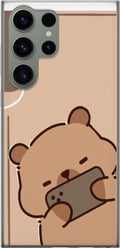 Pikkukuva 1 / 3: Yhteensopiva Puhelinkuori Samsung Galaxy S23 Ultra Lazy Bear Chill Mode Söpö karhu makaa puhelin kädessään beigen taustan edessä rauhallisessa ja ren