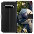 Miniatyrbillede 1 af 3: Kompatibel Tegnebogsetui til Samsung Galaxy S10+ Stitch, der falder i søvn på en margueriteng, hvor det bløde lys og naturens ro skaber en varm og af