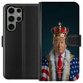 Miniatyrbild 1 av 3: Kompatibelt Plånboksfodral till Samsung Galaxy S23 Ultra Porträtt av Donald Trump klädd som kung med krona och mantel i USA-flaggan, symbolisk och pr