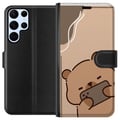 Pikkukuva 1 / 3: Yhteensopiva Lompakkokotelo Samsung Galaxy S22 Ultra 5G Lazy Bear Chill Mode Söpö karhu makaa puhelin kädessään beigen taustan edessä rauhallisessa j
