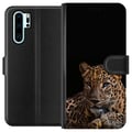 Miniatyrbilde 1 av 3: Kompatibelt Lommeboketui til Huawei P30 Pro Stilren leopard i mørk kontrast med intense øyne – kraftfullt og elegant dyredesign.