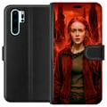 Miniatyrbillede 1 af 3: Kompatibel Tegnebogsetui til Huawei P30 Pro Portræt af ung kvinde med rødt hår i apokalyptisk landskab med røde lyn