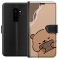 Miniatyrbillede 1 af 3: Kompatibel Tegnebogsetui til Samsung Galaxy S9+ Lazy Bear Chill Mode Sød bjørn, der ligger med mobilen på beige baggrund i en rolig, afslappet stil