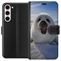 Pikkukuva 1 / 3: Yhteensopiva Lompakkokotelo Samsung Galaxy S23+ Hylkeenpoikanen lumessa, suuri hymy ja pehmeä, pyöreä muoto, suloinen talviaihe arktisella tunnelmall