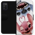 Miniatyrbilde 1 av 2: Kompatibelt Lommeboketui til Samsung Galaxy A03s Lekne Stitch og Angel i nærbilde med store latterutbrudd og hjerteformede detaljer som skaper en sja