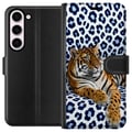 Pikkukuva 1 / 3: Yhteensopiva Lompakkokotelo Samsung Galaxy S23 Tiger Chill Pattern -kuvio, jossa tiikeri lepää valko-sinistä kuviollista taustaa vasten modernissa de
