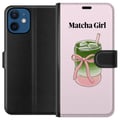 Miniatyrbilde 1 av 3: Kompatibelt Lommeboketui til Apple iPhone 12 Matcha Girl-illustrasjon – kawaii-inspirert te-design med rosa sløyfe