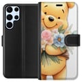 Miniatyrbillede 1 af 3: Kompatibel Tegnebogsetui til Samsung Galaxy S22 Ultra 5G Nalle Puh med blomster - klassisk børnefavorit i en blomstrende forårs miljø