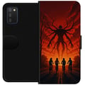 Miniatyrbilde 1 av 2: Kompatibelt Lommeboketui til Samsung Galaxy A03s Mørk Stranger Things-inspirert skrekkillustrasjon med rød himmel, truende monster og syklende barn i