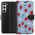 Pikkukuva 1 / 3: Yhteensopiva Lompakkokotelo Samsung Galaxy S23+ mansikat mansikat kuvio kesä kukat päivänkakkara ruotsalainen juhannus retro painatus marjasuunnittel