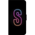 Miniatyrbilde 3 av 3: Kompatibelt Lommeboketui til OnePlus 9 Pro Neonbokstaven S i rosa og blå toner mot mørk bakgrunn i retrofuturistisk design