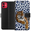 Miniatyrbilde 1 av 3: Kompatibelt Lommeboketui til Apple iPhone 11 Tiger Chill Pattern-motiv med en tiger som hviler mot en hvitblå mønstret bakgrunn i moderne design