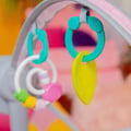Pikkukuva 6 / 6: Kannettava ja kompakti keinu - BRIGHT STARTS - Pink Paradise - Automaattinen keinu musiikin kanssa - Unisex - Vastasyntyneet+