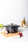 Pikkukuva 3 / 6: Pata kannella - Kodikas ja trendik�s - FONTESTIC - Emaloitu valurauta - �24 cm - 4,6 L - Sopii kaikille liesitasoille, my�s induktiolle - Musta
