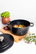 Pikkukuva 5 / 6: Pata kannella - Kodikas ja trendik�s - FONTESTIC - Emaloitu valurauta - �24 cm - 4,6 L - Sopii kaikille liesitasoille, my�s induktiolle - Musta